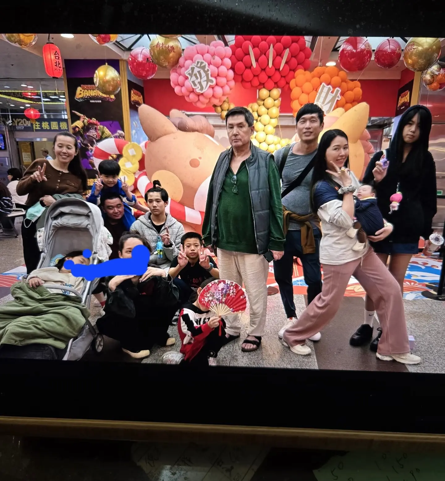 郭爸爸新年晒全家福，唯独缺了大女婿向佐。郭爸爸晒全家福，郭碧婷带着两个...