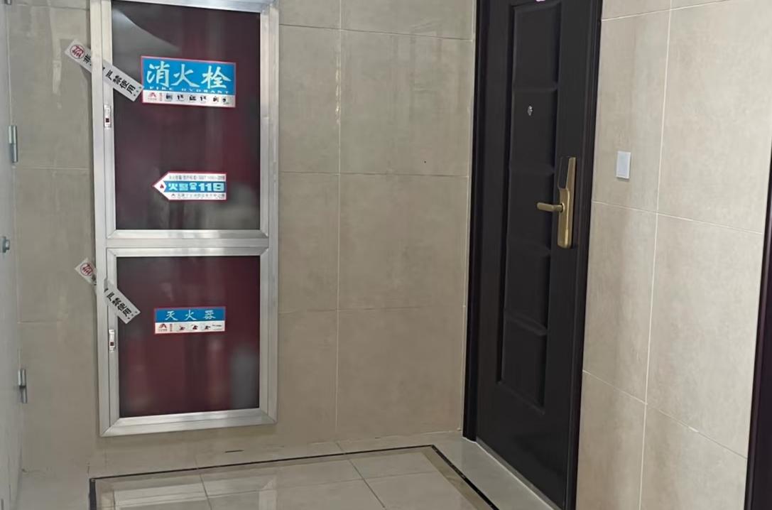 对门住着一个退休大姐姓李，简直就是一个怪人！一天只下楼一次，回家就锁门。​平