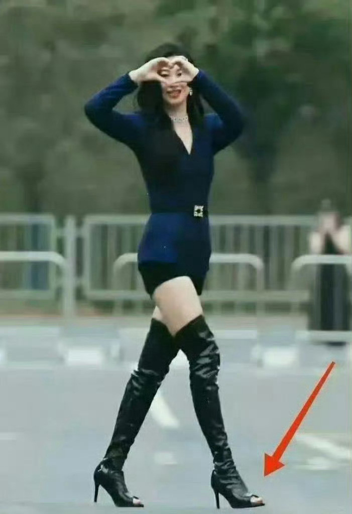还真的是第一次见露脚趾的靴子[捂脸哭]​​​