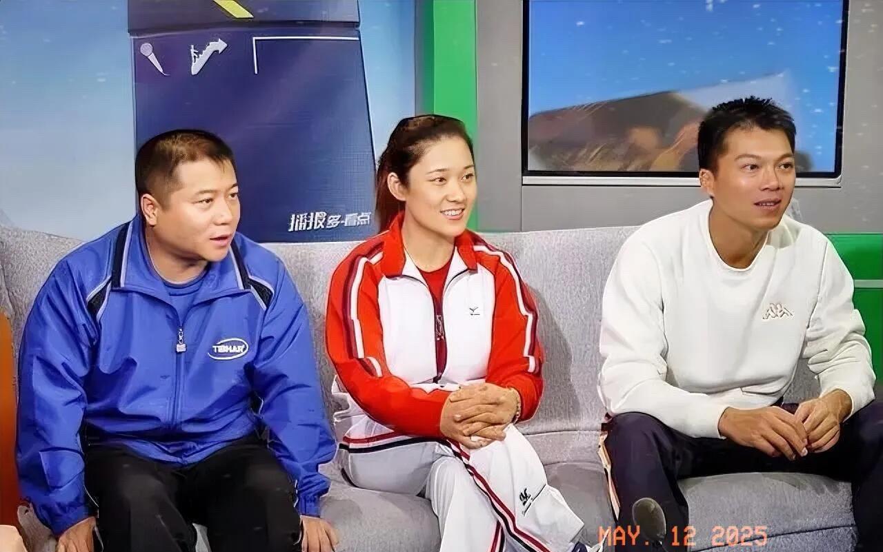 这是拍于10多年前的一张老照片，三位都曾是著名的运动员，我认出了右边两位都是乒乓