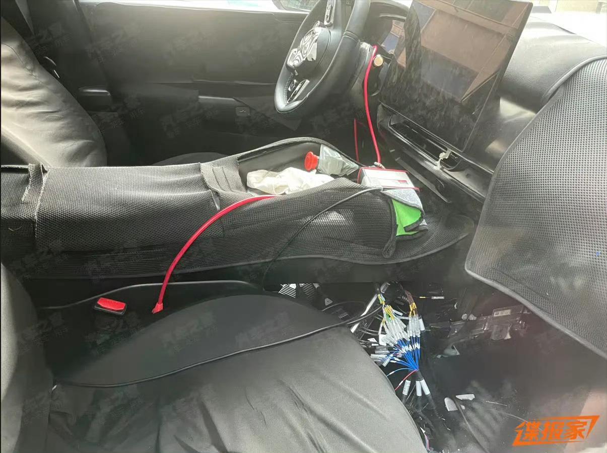 汽车之家发的极氪8X内饰谍照，和极氪9X有很大差异中央通道两侧有扶手，和卡宴、G