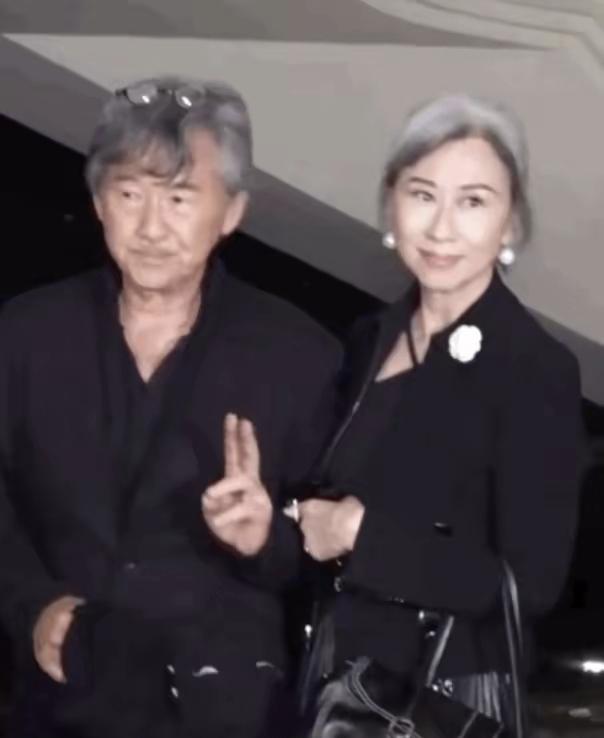 叶倩文胆子真的很大，以前跟徐克的绯闻，让施南生跑去国外几个月，如今施南生的葬礼，