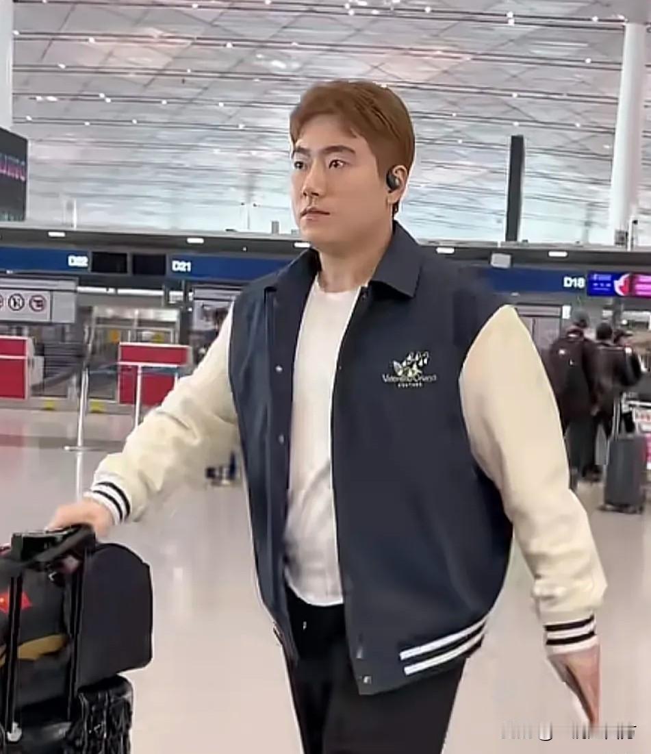 抵达澳门参加全运会乒乓球比赛的梁靖崑把头发染成了金色，这是不夺金牌誓不罢休啊！不