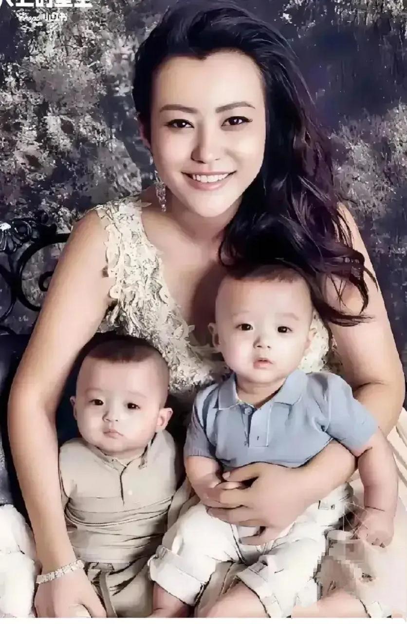 郝蕾的二宝这么可爱，怎么可能舍得给韩红老师呢？就算两人是好友也不可能啊，韩红还埋