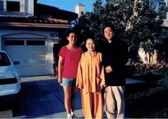 歌手李娜和友人同框，这一张照片拍摄在2000年的美国洛杉矶，右边是相声演员姜昆，
