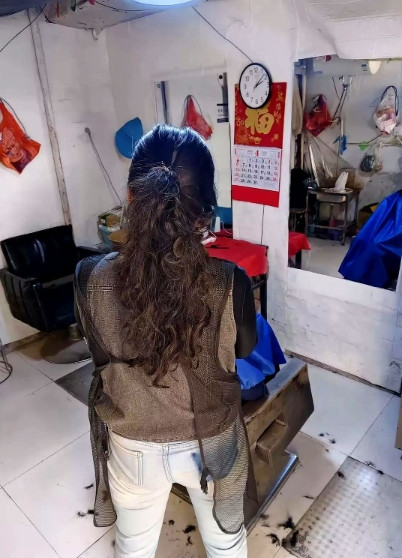 安徽合肥，有一名小伙经过一家理发店门口，看到店门口贴着理发5元，理发店里的老板娘
