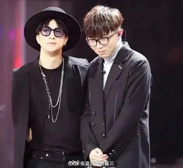 一次节目，毛不易问薛之谦：“你现在最大的烦恼是什么？”薛之谦回说：“还房贷。”毛