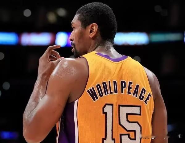 NBA名宿慈世平在直播节目中表示，当年听闻珍妮・巴斯要以100亿美元出售湖人队的