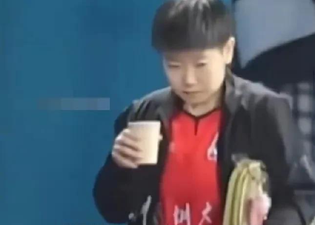 几位老干部中间坐着个小可爱她就是莎莎原来从小就和这些叔叔爷爷辈的打球乖乖巧