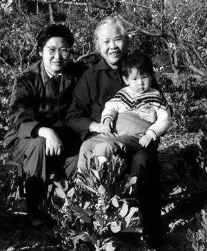 72年李敏怀孕独自来见毛主席，大怒：孔令华为何没来，太过分。1972年，李敏怀着