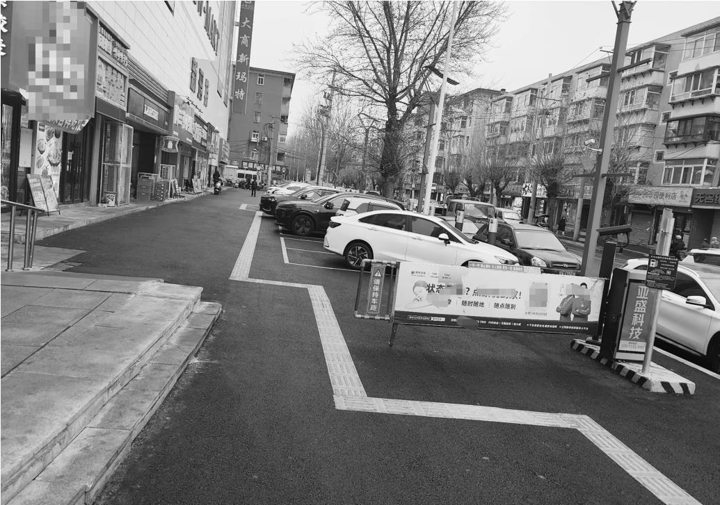 沈阳铁西区一段人行道被“特来电”占用3米多