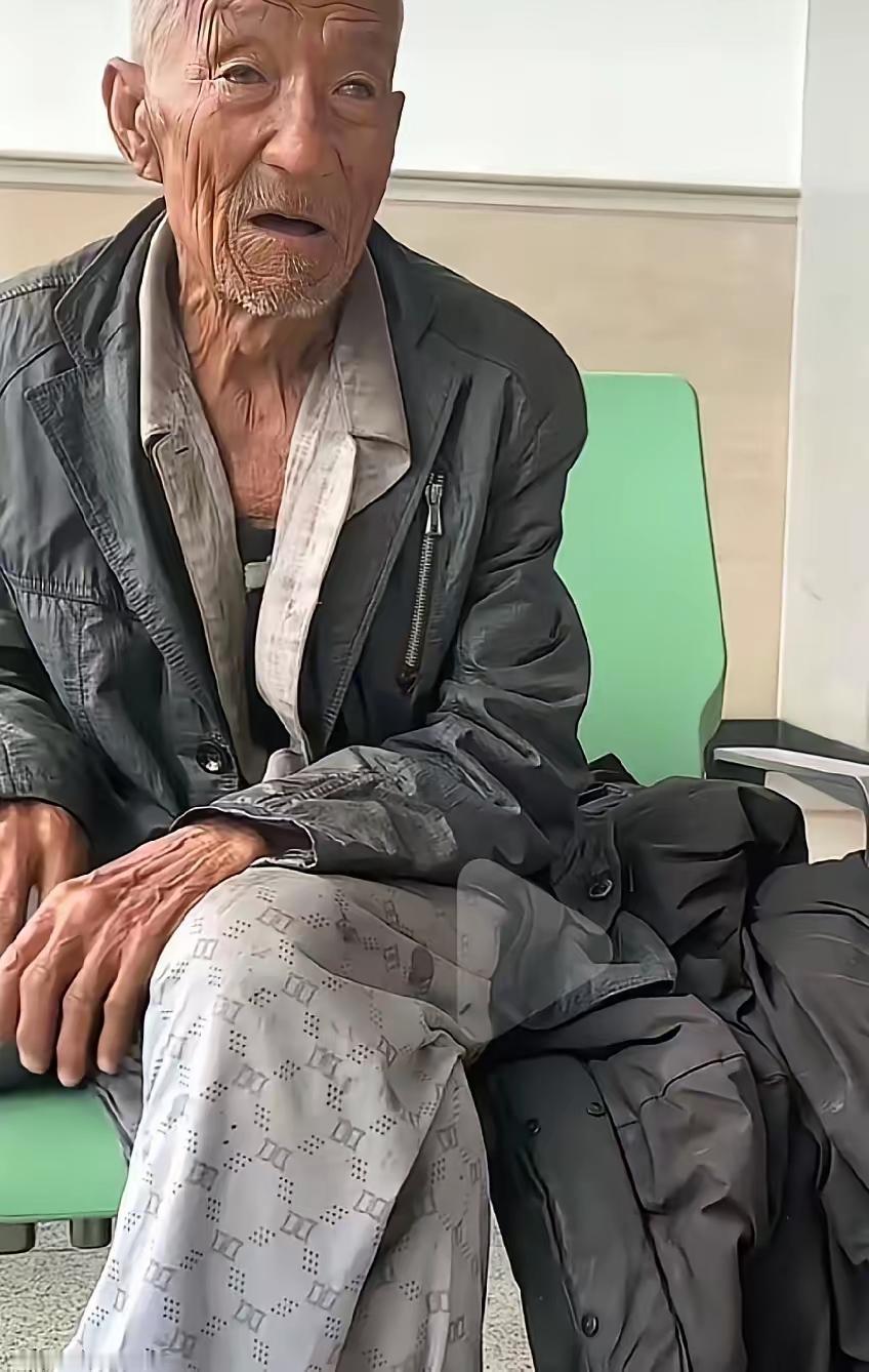看到这个新闻属实泪目了，一位87岁的老父亲，从辽宁坐10个多小时绿皮火车前往五台