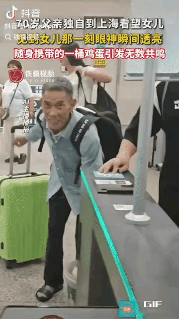 网友泪目了：上海，70多岁老父亲独自坐车去上海看女儿，提着满满一桶鸡蛋。本以为女