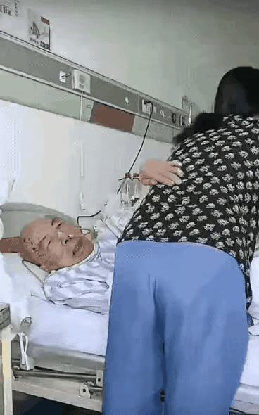 老头都病成这样了，却依然不乖！只可惜那手抖的厉害，想揪起美女衣服过把瘾，可弄了半