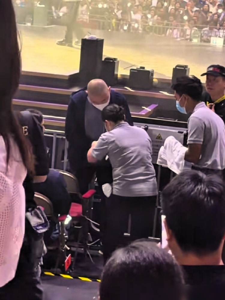 75岁千亿大佬，看演唱会连半场都熬不住。昨晚谭咏麟红馆告别大秀。刘銮雄带老婆甘比，稳坐第一排。面子确