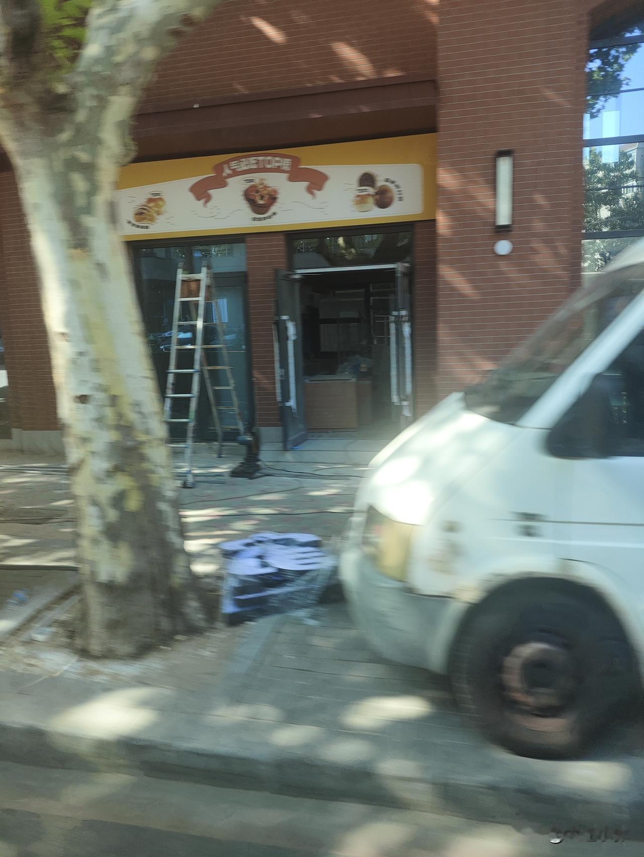 今日搭乘公交路过大连唐山街！大工一二九街校区临街商铺正在招商装修今天坐公交