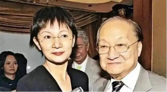 1976年，52岁的金庸出轨16岁林乐怡，他和妻子离婚，妻子说：“离婚可以，但是