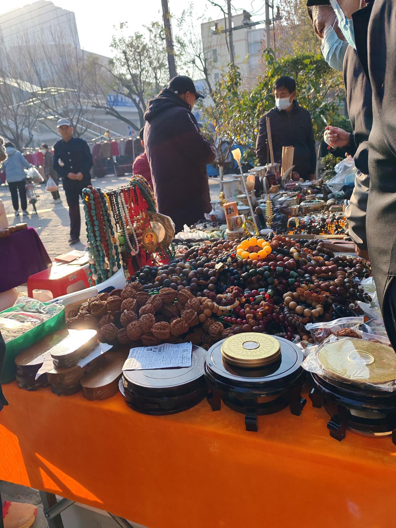 这个行业也崩了12月6日，陕西西安。这是我昨天路过拍摄到的几张图片，发现文玩摊