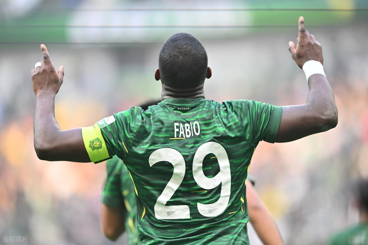 法比奥喜获中超金靴！本轮中超，国安主场5-1大胜梅州客家，法比奥一人独进4球
