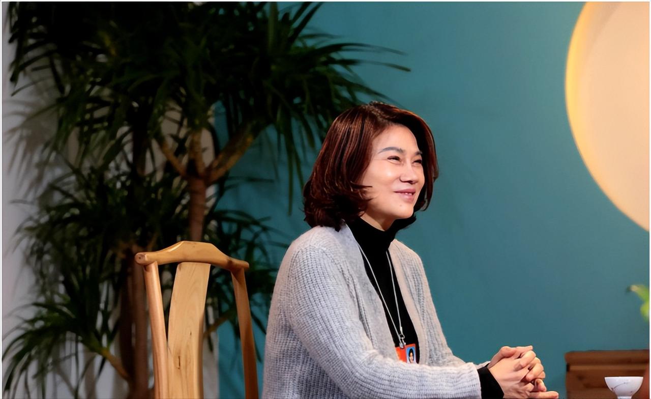 最讽刺的双标！当年猛怼董明珠，如今高校翻车全程沉默2025年4月，董明珠在股