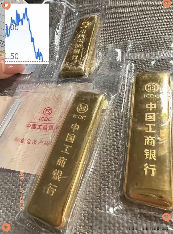 看了今晚的金价，我是彻底睡不着觉了！白天还是1116一克，刚刚直接瀑布跌到了