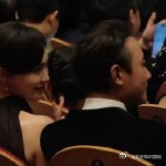 曝唐嫣罗晋经常一起参加女儿活动上海大剧院的灯光柔和地洒在观众席上，唐嫣穿着简约的