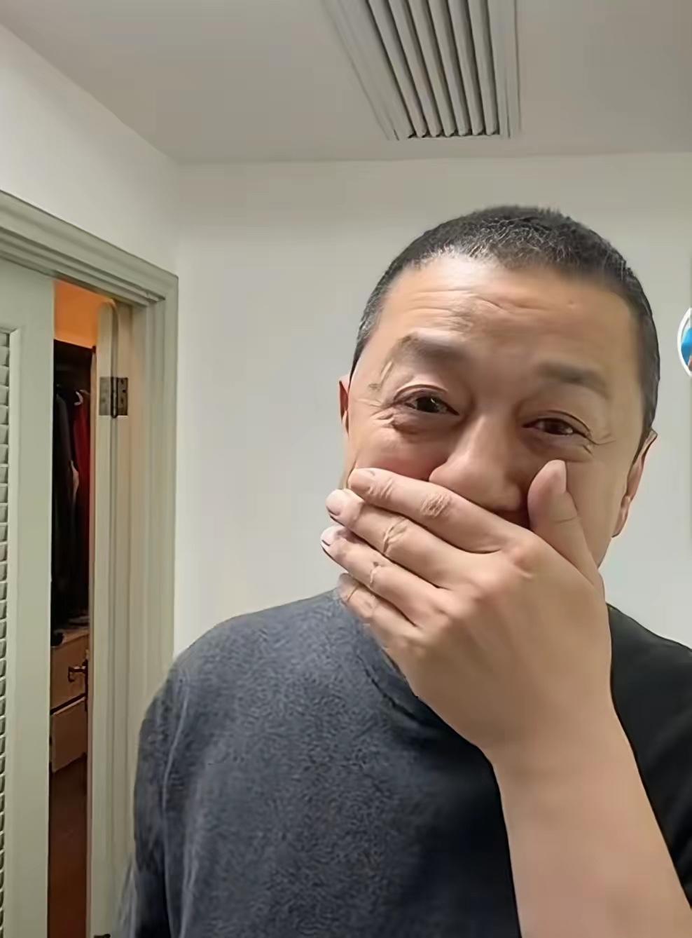 李亚鹏感动落泪了，李亚鹏称：前几天嫣然儿童医院在香港做了一个募款的活动，只募了4