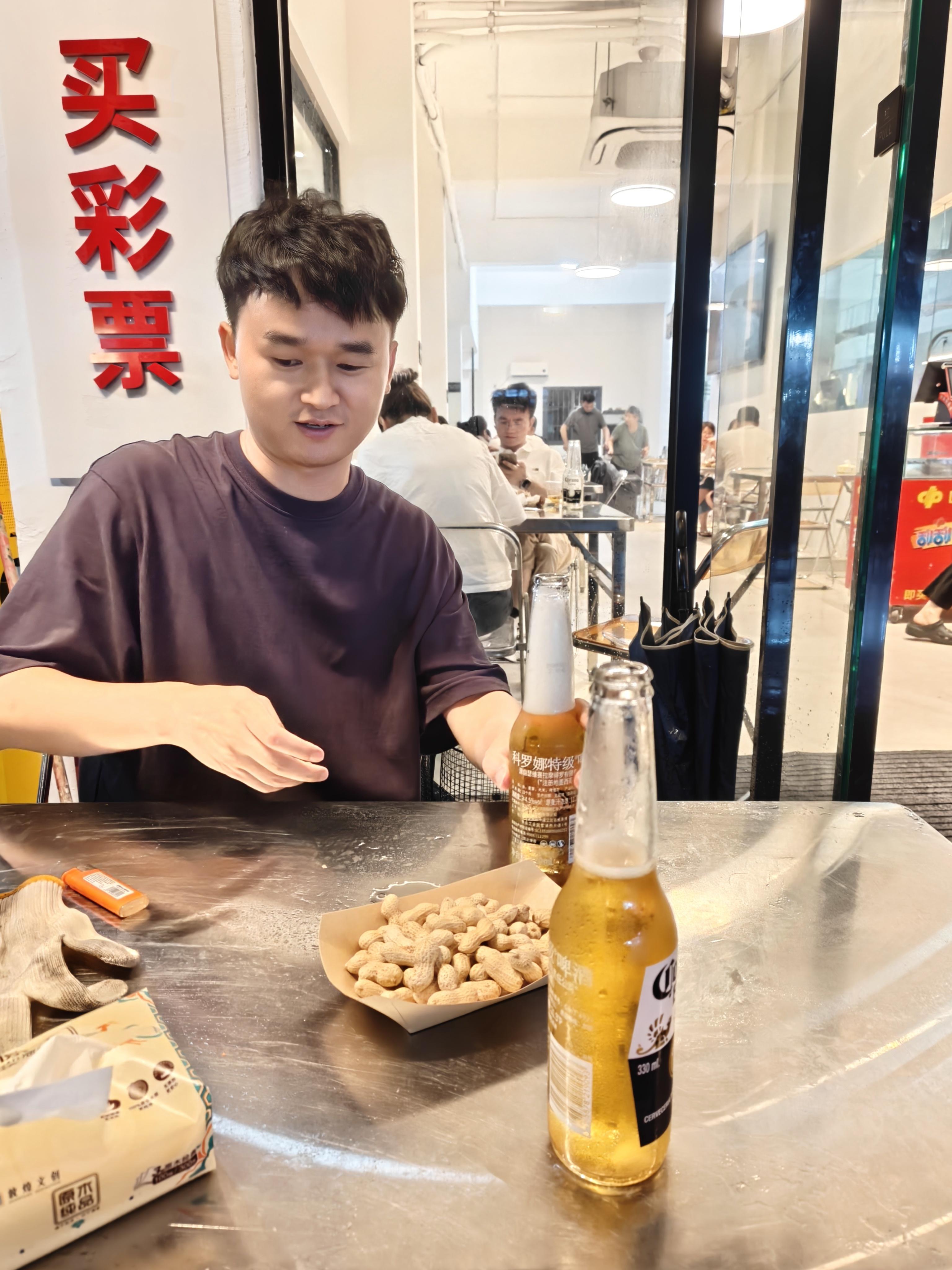 老板不让我走，说必须得和他喝点