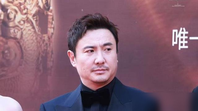 沈腾已经快9个月没进组了。不是没人找，是他自己不想拍。他在综艺里自嘲，许愿“干半年歇半年”，结果歇是