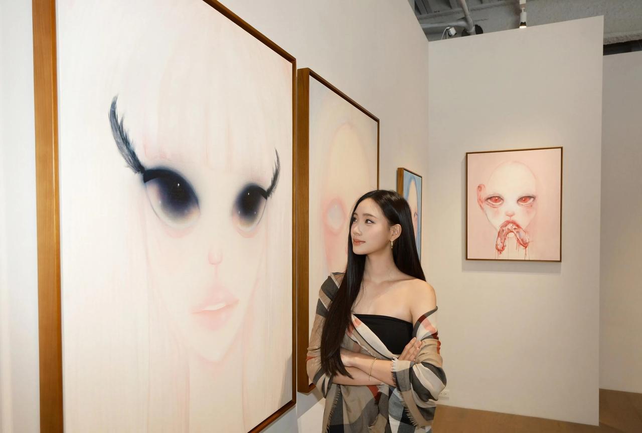 小s女儿的画看着好可怕！可怕+悲伤的感觉！画作中呈现大量吊眉眼加三白眼，感觉都充