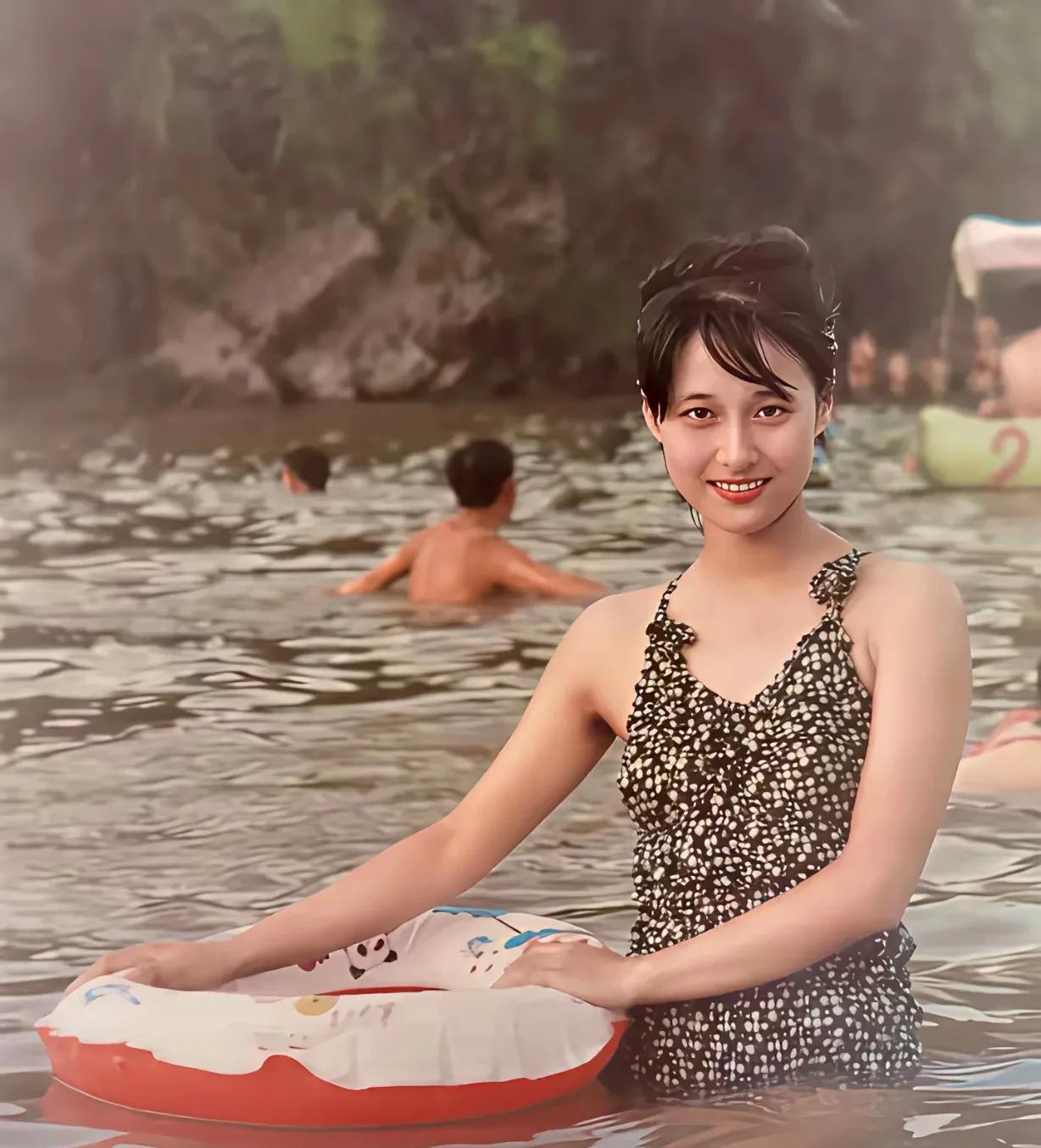 这是1986年在东湖公园，武汉大学外文系学生游泳时的照片。照片中的女同学笑容甜
