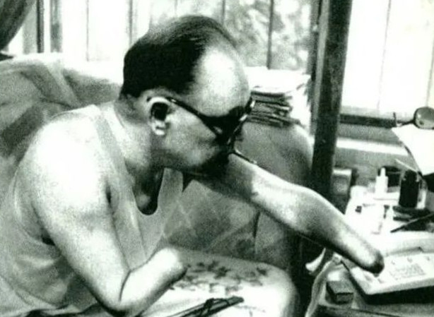 1950年长津湖战役中，17岁的朱彦夫在昏迷中被敌人划开了肚子，疼醒之后他竟然看