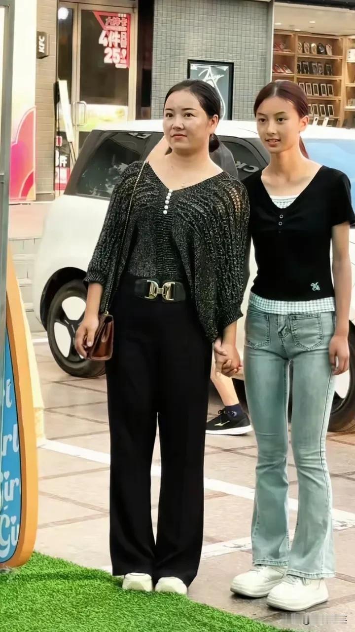 没有美颜的“七七”也没那么好看吧，感觉她妈妈更好看一些，眼睛明亮有神，而“七七”