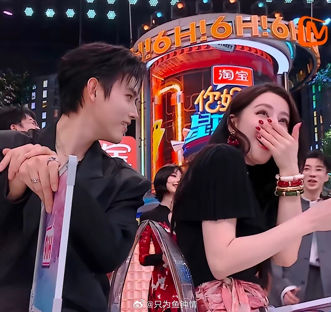 把热巴双下巴都吓出来了，这种属于职场骚扰吧……陈飞宇还是太想红了。在《你好星期六