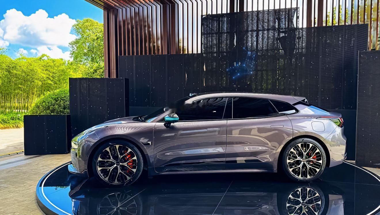 26款极氪001外观照片。不得不说猎装的颜值还得是极氪001，这个颜色真帅极氪0