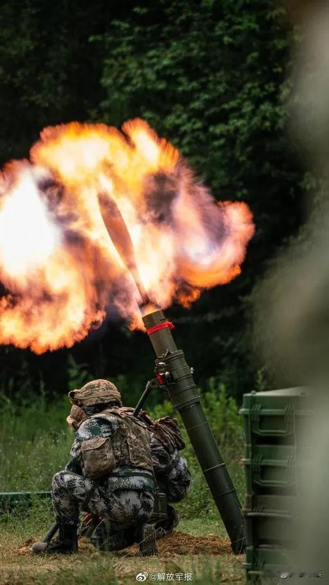 合成营下属120毫米车载迫击炮连实弹射击现场，6门火炮一字排开，指挥车、弹药车、