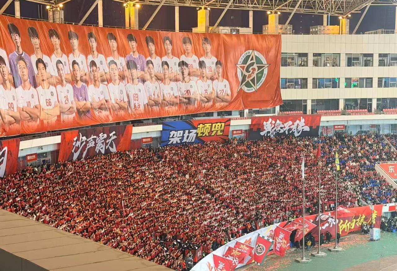 苏超火了湘超也火了说明地方足球这条路走对了，以前看球总觉得离我们很远，现
