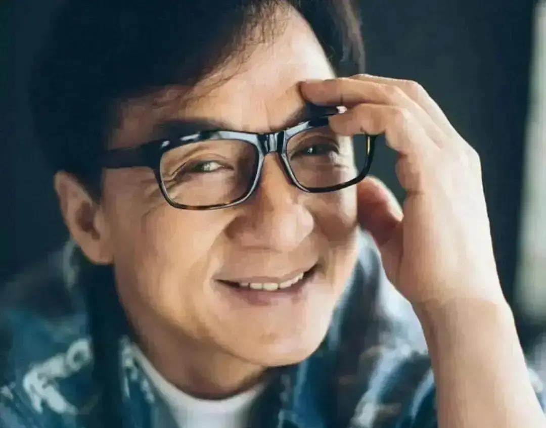 70岁成龙，被拍到在温哥华菜市场挑西红柿。他推掉了三部电影，酬劳过亿。现在，