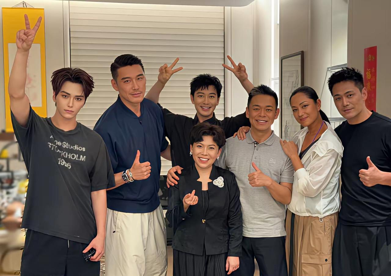 胡兵、邵兵、瞿颖、孙浩、邓亚萍、黄晓明在一起的合影。发现人到中年之后。看着最帅的