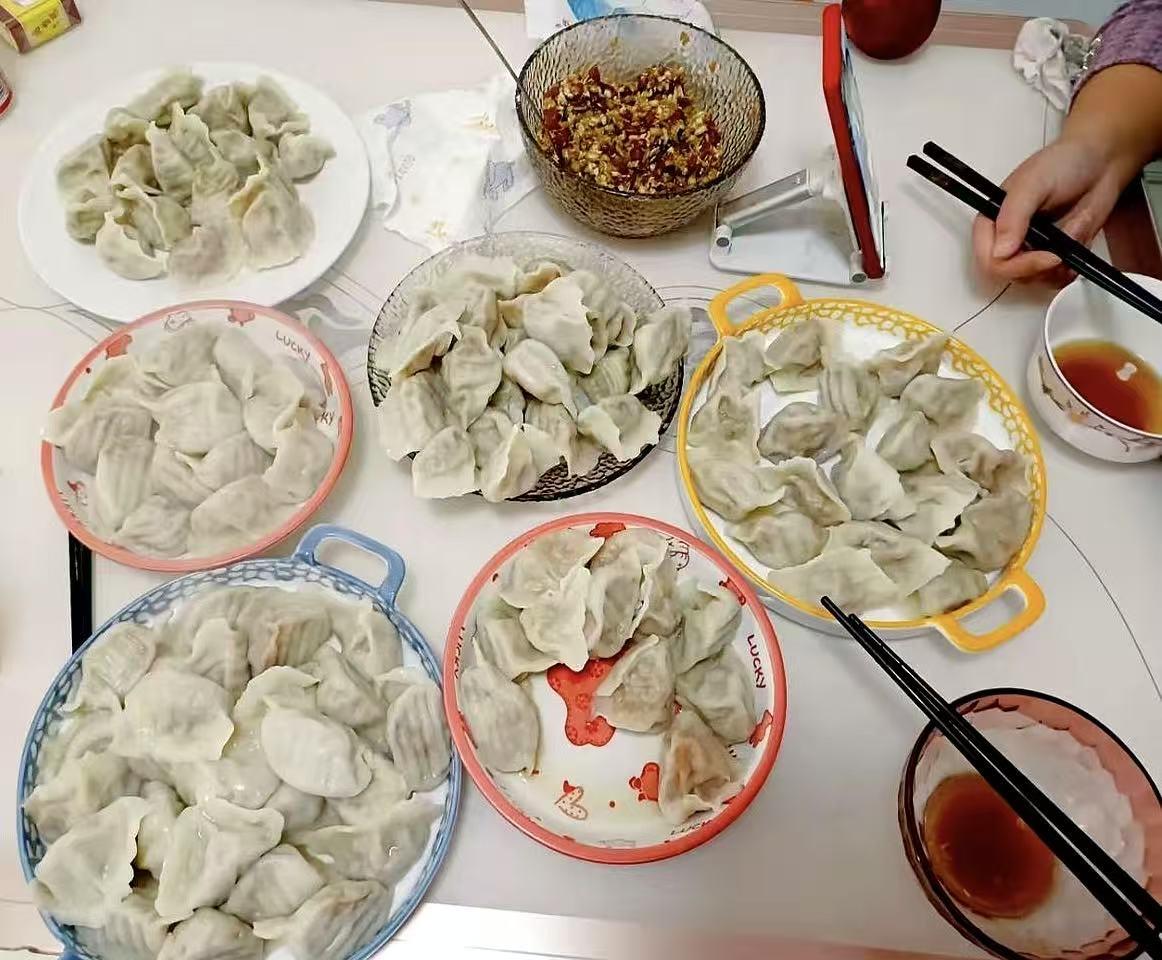 儿媳妇被裁员6个多月了，每天都要睡到中午十一二点才起，我做好饭喊她，她还得磨磨蹭