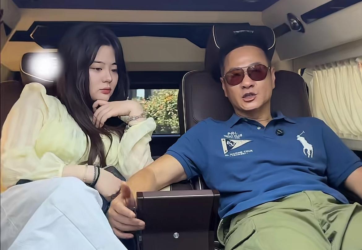 知名演员连奕名与前妻所生的女儿近照曝光，这模样，这神态，真的与亲生妈妈陈佳妍一个