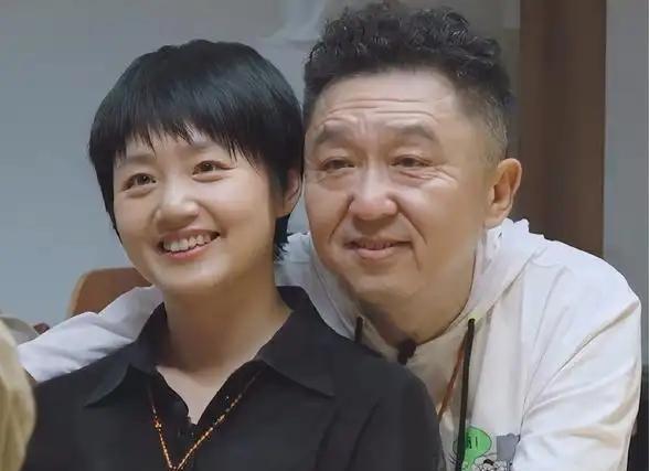 1998年，29岁、一穷二白的于谦爱上了19岁的白慧明。白父说：“我女儿不能找个