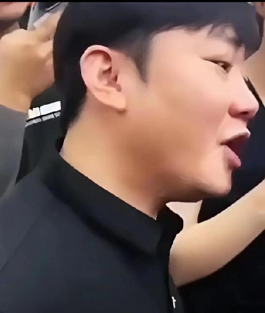 “你以为你是我张雪的老婆你就很了不起吗？”，这句话一出口，全场静了三秒，老婆一巴