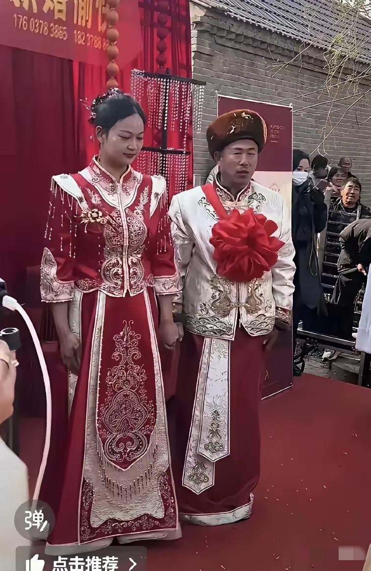 28岁的年轻姑娘嫁给了58岁的老者，婚礼办得热热闹闹，二人皆是自愿结合。这位新