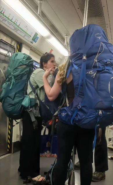 来中国旅游的欧洲人，大多背个硕大的背包，是因为他们太穷吗？你肯定在街头见