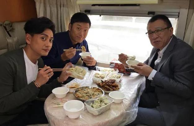 3位明星车上吃饭被拍:我只认出了''绿叶王''许绍雄与''三哥''苗侨伟,那位浓