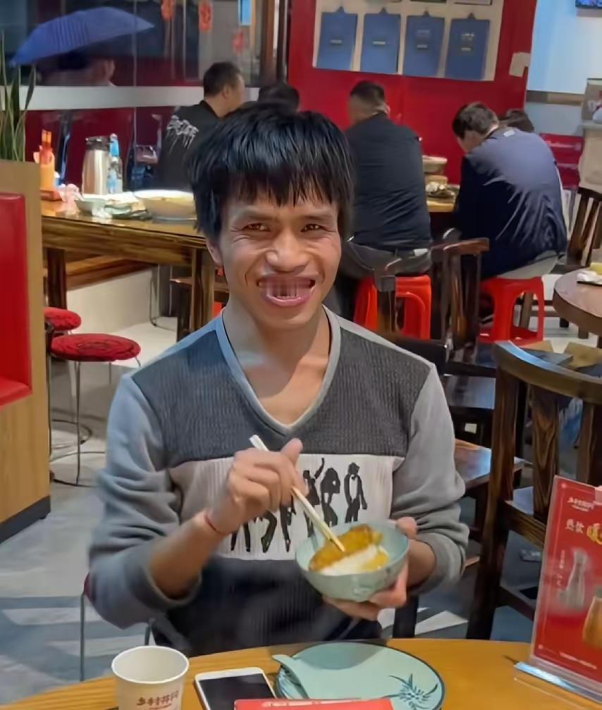 老表去世了，那个赚4500块往家里寄4000的男人，生命永远定格在了33岁，真是