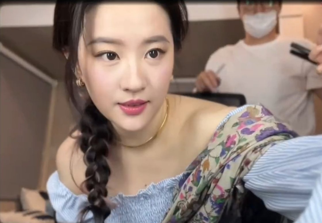 刘亦菲这几张很像女朋友开视频既视感😘​​​