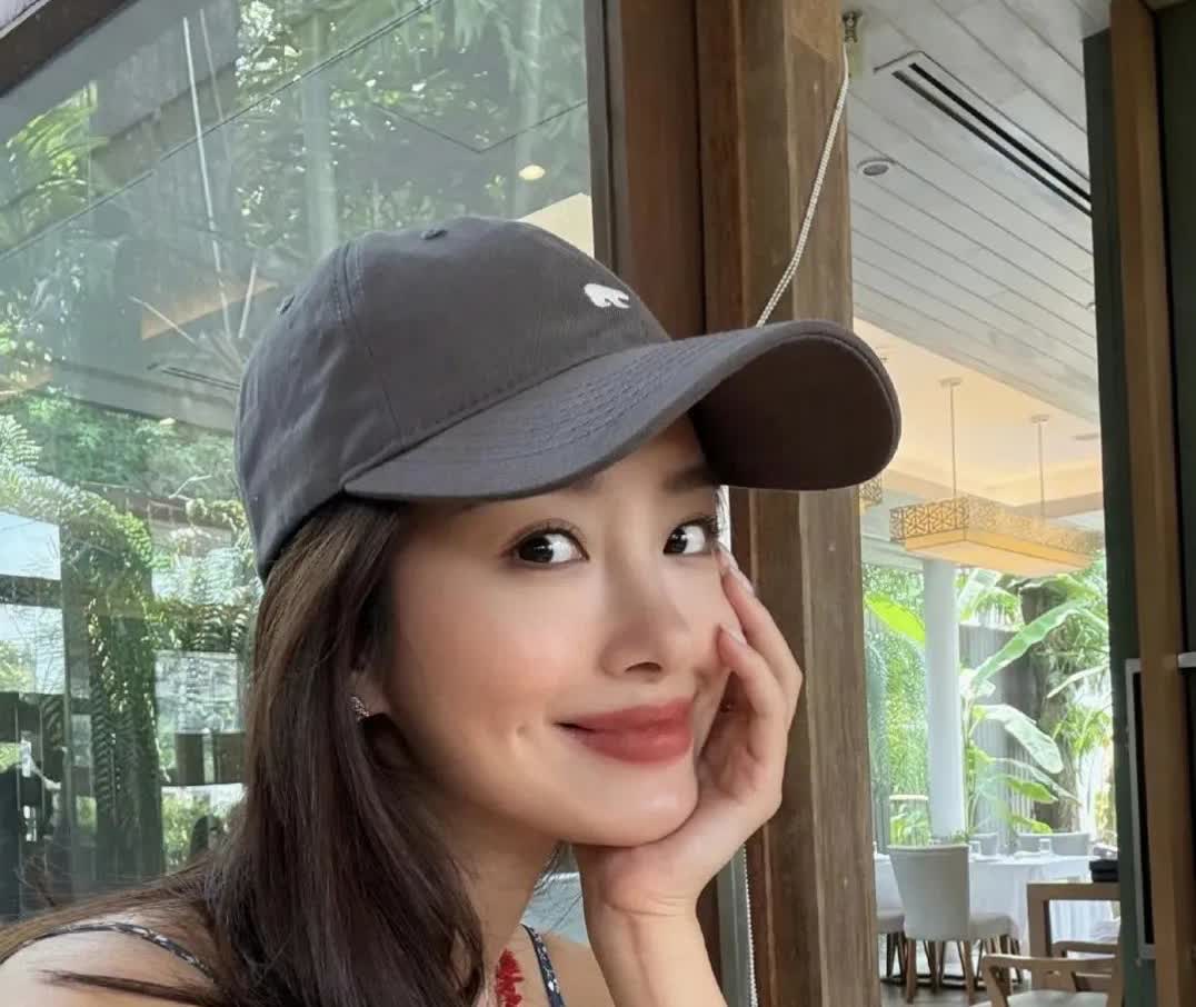 杨采钰居然怀孕了，而且孕肚大显，己进入孕晚期，但四肢纤细，在怀孕期间做瑜伽保持身