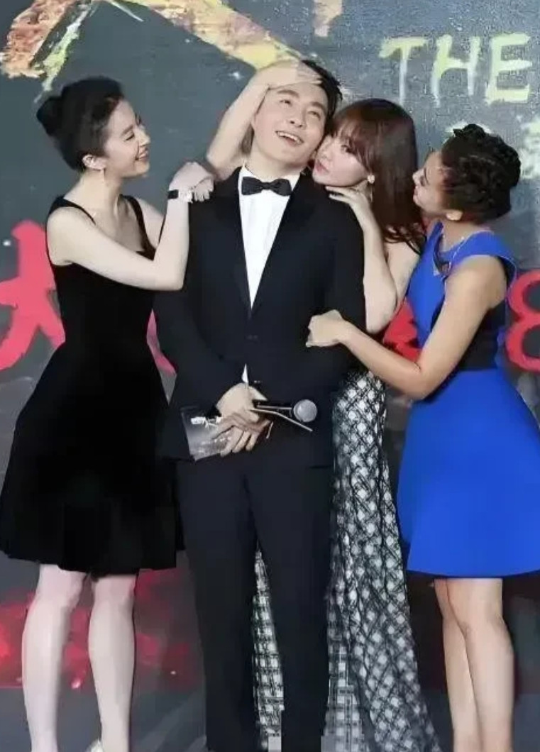 主持人估计头都大了，这躲还是不躲好啊。[笑着哭][笑着哭][笑着哭]